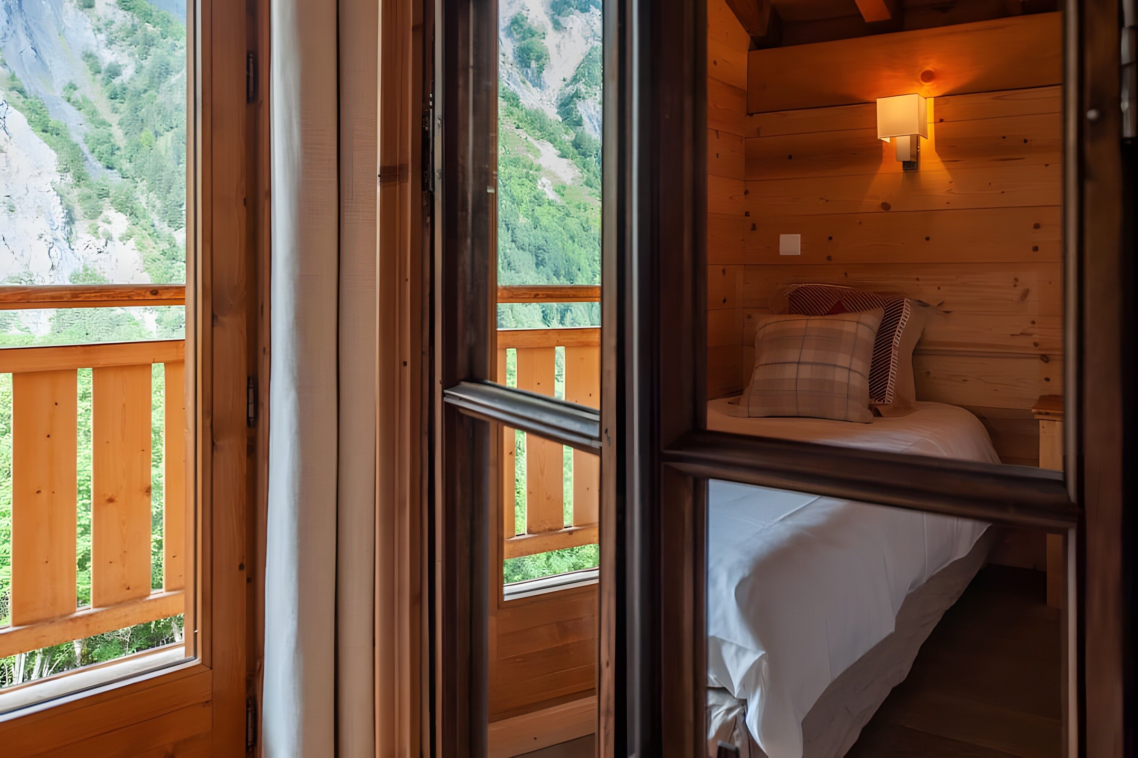 Silitysrauta/-lauta, Wi-Fi, vuodevaatteet