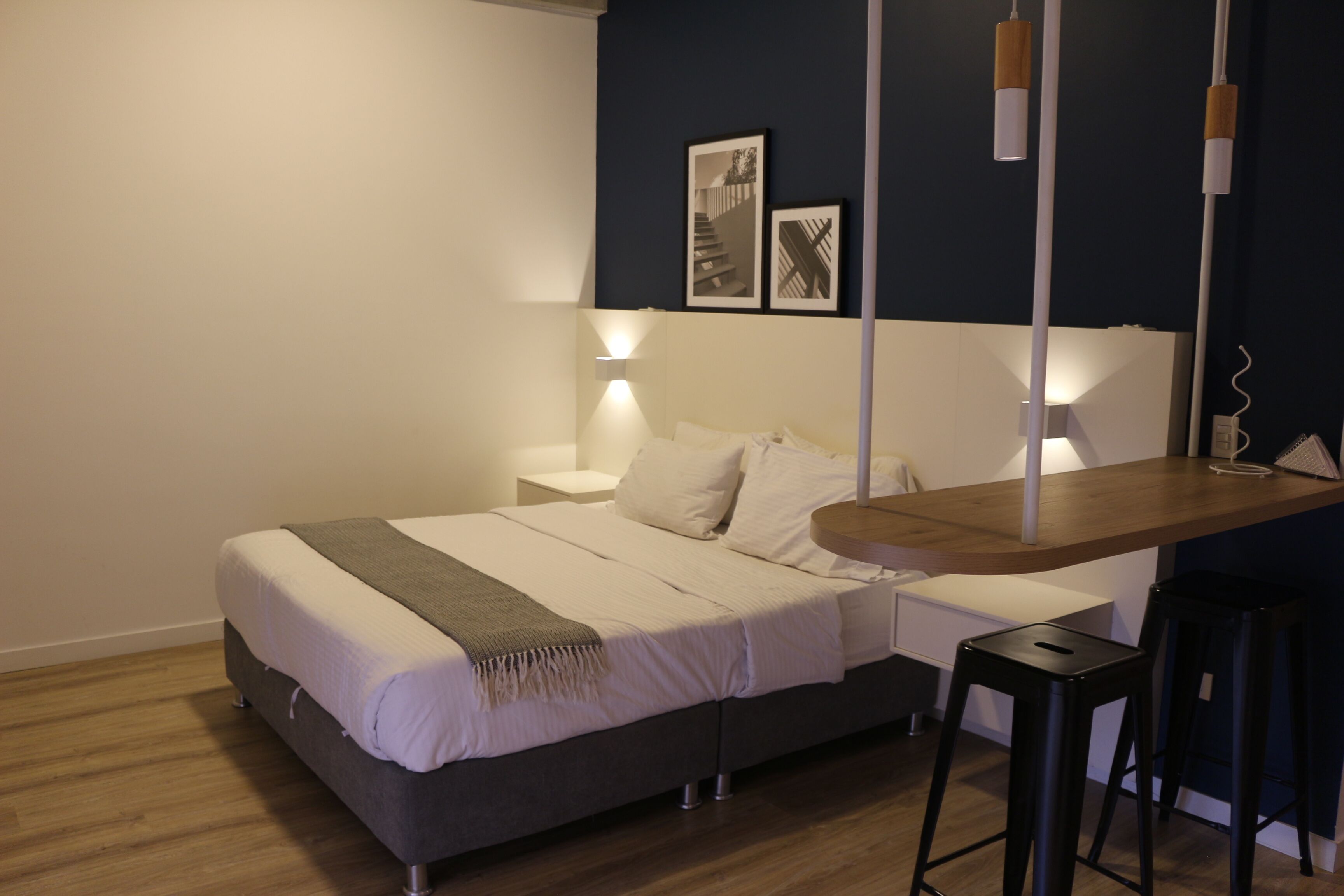 Iron/ironing board, bed sheets