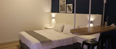 Iron/ironing board, bed sheets