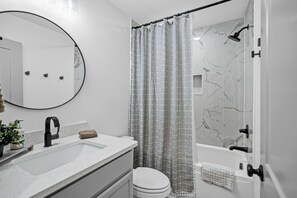 Hårføner, håndklær, såpe og toalettpapir