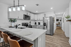 Een microgolfoven, een oven, een kookplaat, een vaatwasser