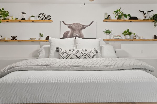 Een strijkplank/strijkijzer, wifi, beddengoed