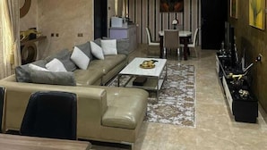 Un salon moderne avec un canapé, une table basse et un coin repas.