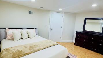 Een strijkplank/strijkijzer, wifi, beddengoed