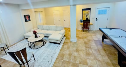 Pet-Friendly 1BR Oasis Near Chicago Downtown