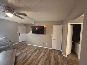 TV - Peaceful 2-Bedroom Townhouse Close to Fort Sill (Lawton)