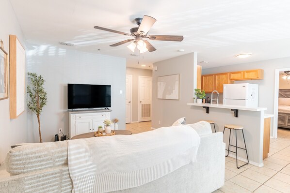 Smart TV - Cozy King Bed in McAllen - Walking distance to HEB and near the Mall! (McAllen)