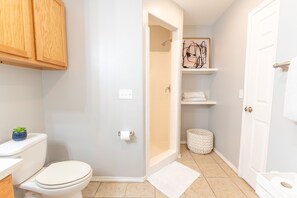 Un bagno con servizi igienici, doccia e lavabo.