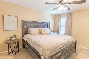1 bedroom, WiFi, bed sheets - Cozy King Bed in McAllen - Walking distance to HEB and near the Mall! (McAllen)