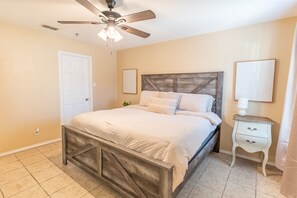 1 bedroom, WiFi, bed sheets - Cozy King Bed in McAllen - Walking distance to HEB and near the Mall! (McAllen)