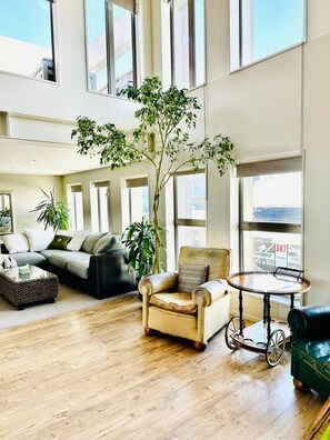 TV, stereo - Stylish Art Loft with Spa & Soaring Ceilings (Christchurch)