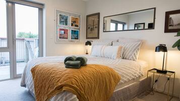 Desk, iron/ironing board, WiFi, bed sheets