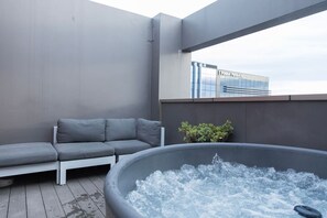 Outdoor spa tub - Stylish Art Loft with Spa & Soaring Ceilings (Christchurch)