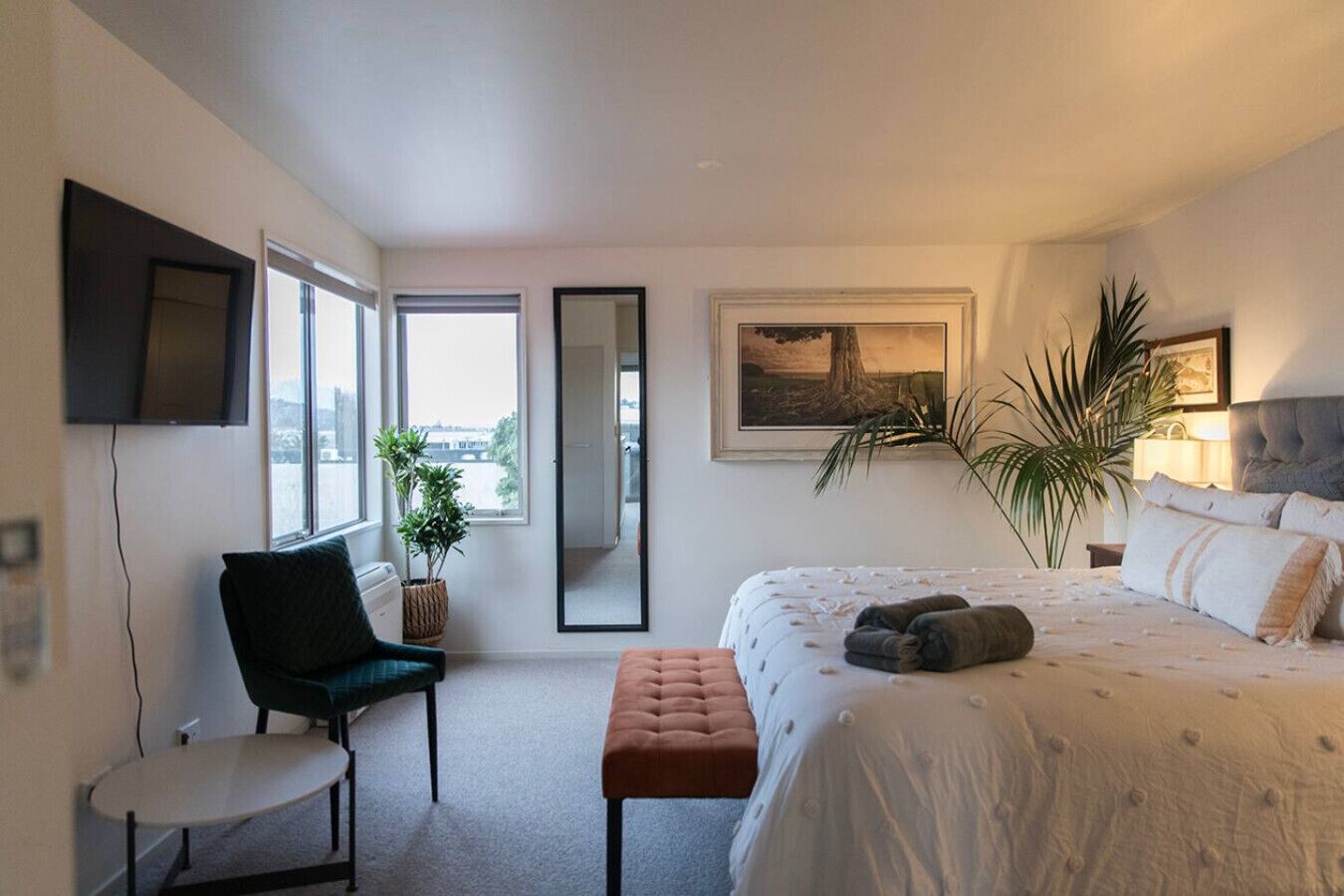 Desk, iron/ironing board, WiFi, bed sheets