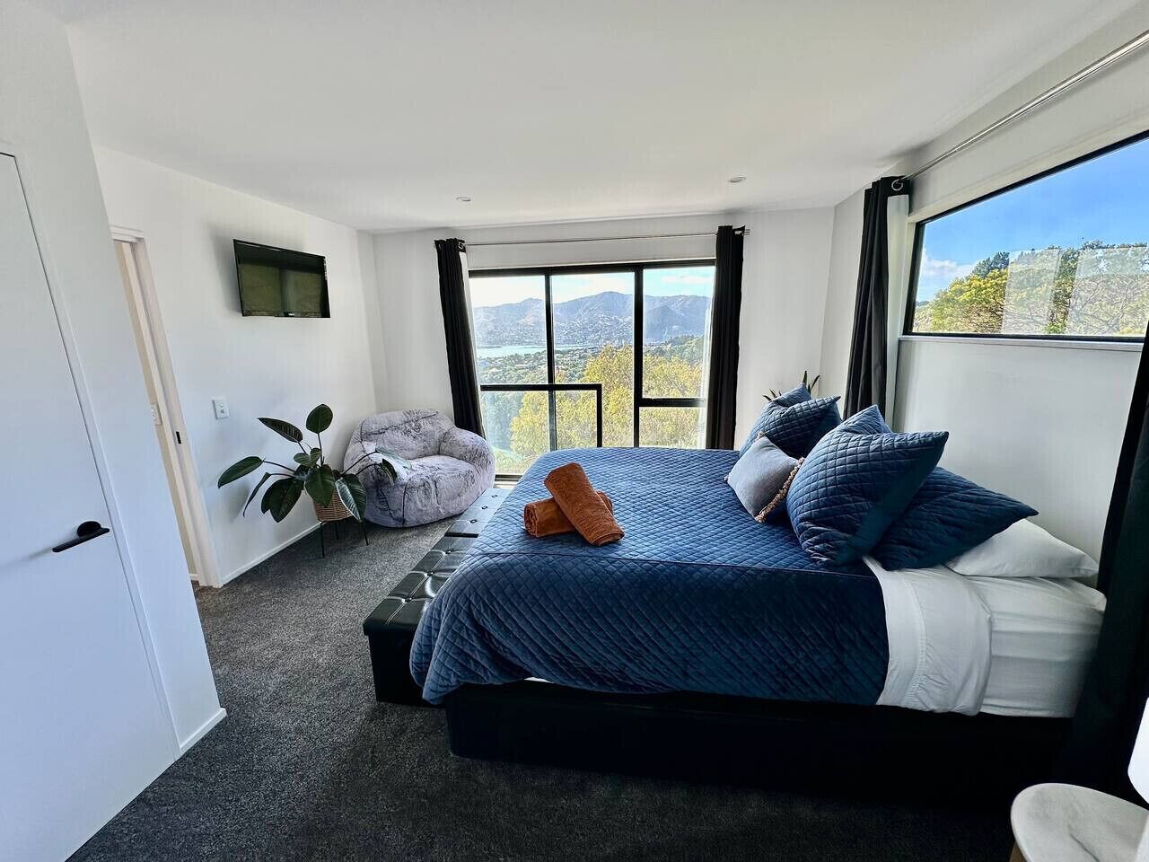 Escritorio, tabla de planchar con plancha, cuna de viaje y wifi 