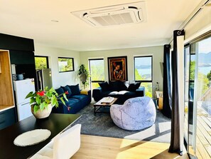 Una televisión, un reproductor estéreo