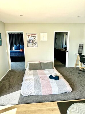 Desk, iron/ironing board, travel cot, WiFi - Stunning House with Spa & Incredible Views (Christchurch)