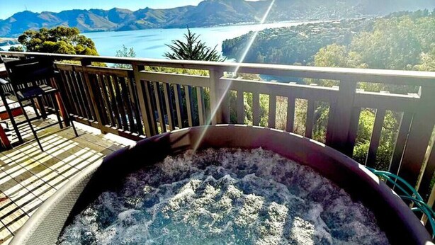 Un jacuzzi con vistas a un lago y montañas.