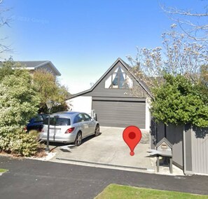 Property grounds - Stunning cottage close 2 airport (Christchurch)