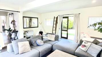 Televisión, chimenea, estéreo