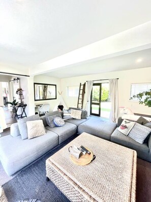 TV, fireplace, stereo - Stunning cottage close 2 airport (Christchurch)