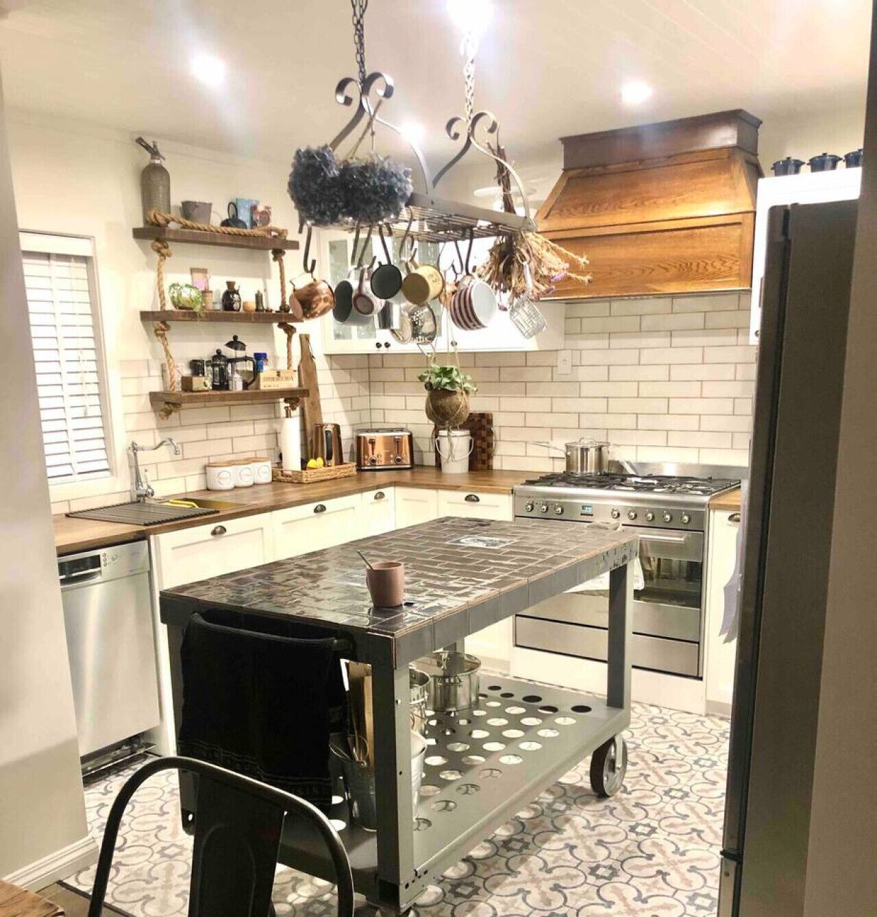 Kylskåp, mikrovågsugn, ugn och spishäll