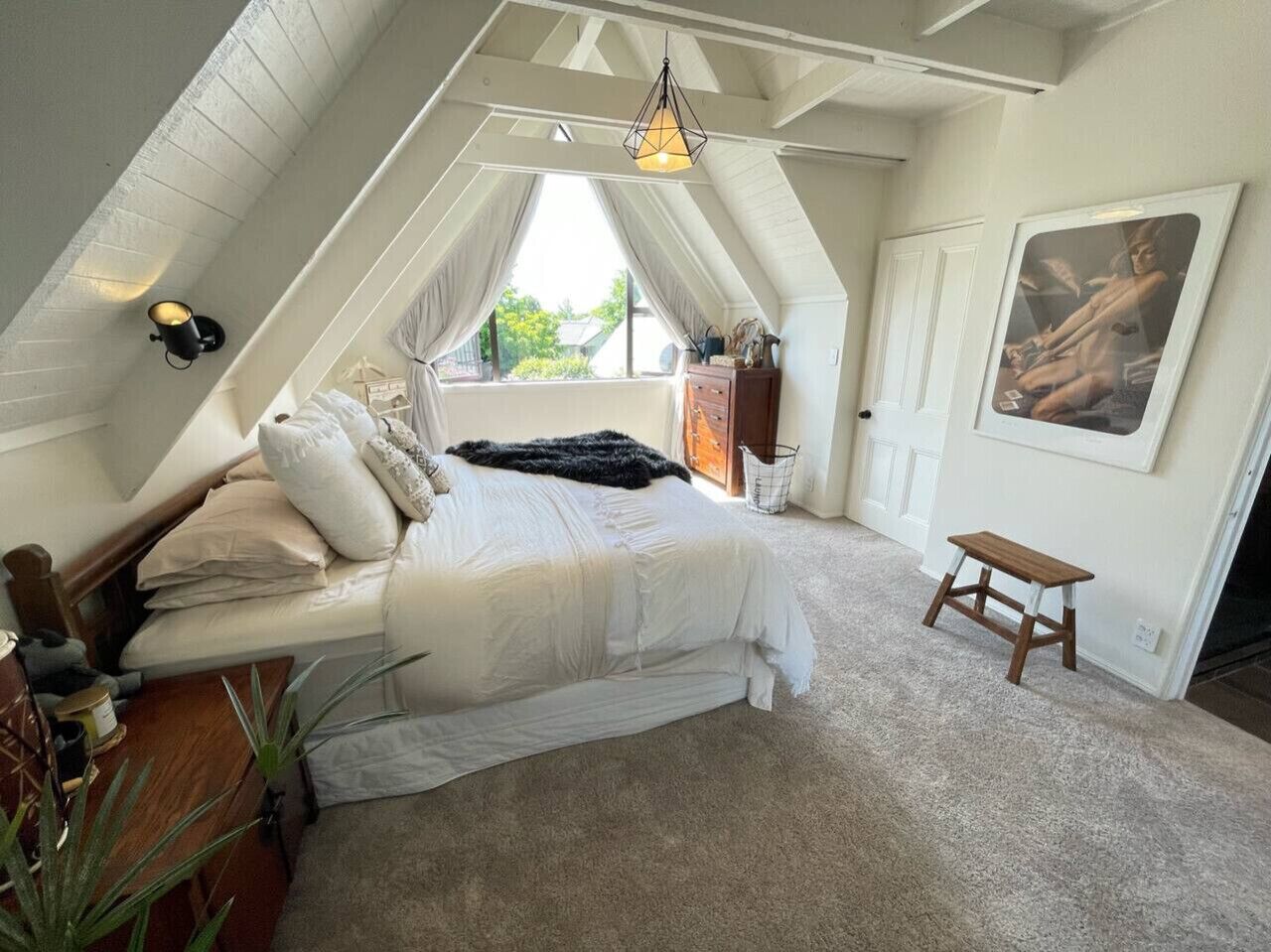 Escritorio, tabla de planchar con plancha, cuna de viaje y wifi