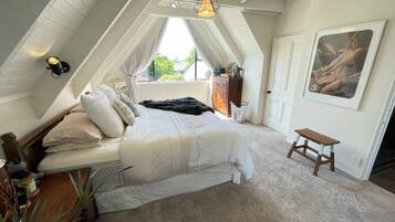 Escritorio, tabla de planchar con plancha, cuna de viaje y wifi