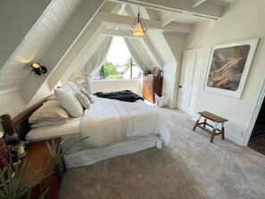 Een bureau, een strijkplank/strijkijzer, reisbedje, wifi