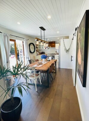 Dining - Stunning cottage close 2 airport (Christchurch)