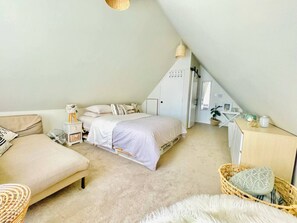 Desk, iron/ironing board, travel cot, WiFi - Stunning cottage close 2 airport (Christchurch)