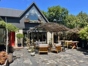 Outdoor dining - Stunning cottage close 2 airport (Christchurch)