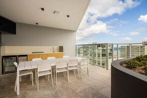 Outdoor dining - Luxury 2BR Palm Beach Apartment (Gold Coast)