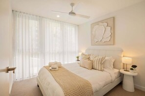 2 bedrooms - Luxury 2BR Palm Beach Apartment (Gold Coast)