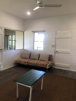 Living area - Kennedy Cottage - 8 Kennedy Street, Zilzie (Zilzie)