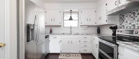 Microondas, horno, placa de cocina, lavavajillas