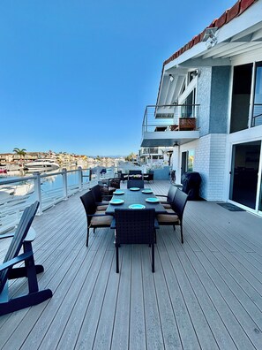 Outdoor dining - Waterfront Oasis with Kayaks, Arcade, Balconies, TVs, and Serenity (Oxnard)