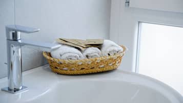 Tweepersoonskamer, balkon, uitzicht op stad | Badkamer | Een douche, een haardroger, handdoeken, toiletpapier