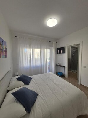 Double Room, Balcony, City View | Iron/ironing board, free WiFi - AppiaNuova478 - ChiacchioProperty (Roma)
