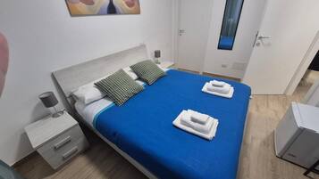 Camera doppia, vista cortile | Ferro/asse da stiro, Wi-Fi gratuito