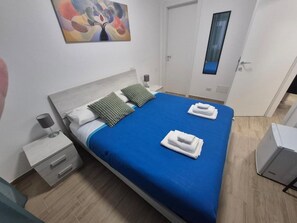 Double Room, Courtyard View | Iron/ironing board, free WiFi - AppiaNuova478 - ChiacchioProperty (Roma)