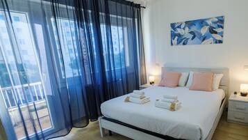 Dobbeltrom, balkong, byutsikt | Strykejern/-brett og wi-fi (inkludert)