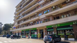 Un edificio de varios pisos con varias tiendas en la planta baja, incluyendo una destacada tienda llamada 'elite'.
