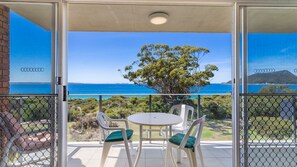 Outdoor dining - Shoal Bay Sunrise 2 BDR Waterfront Apartment (Nelson Bay)