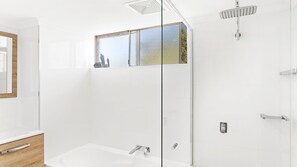 Shower - Shoal Bay Sunrise 2 BDR Waterfront Apartment (Nelson Bay)