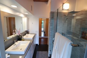 Shower, hair dryer, towels, soap - Front-Row Hollywood Sign Views -Modern Glass Villa (Los Angeles)