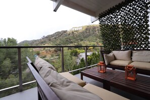 Property grounds - Front-Row Hollywood Sign Views -Modern Glass Villa (Los Angeles)