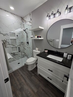 Ducha, secador de pelo, toallas y champú