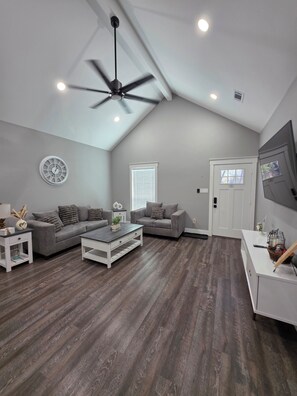 Smart TV y futbolito 