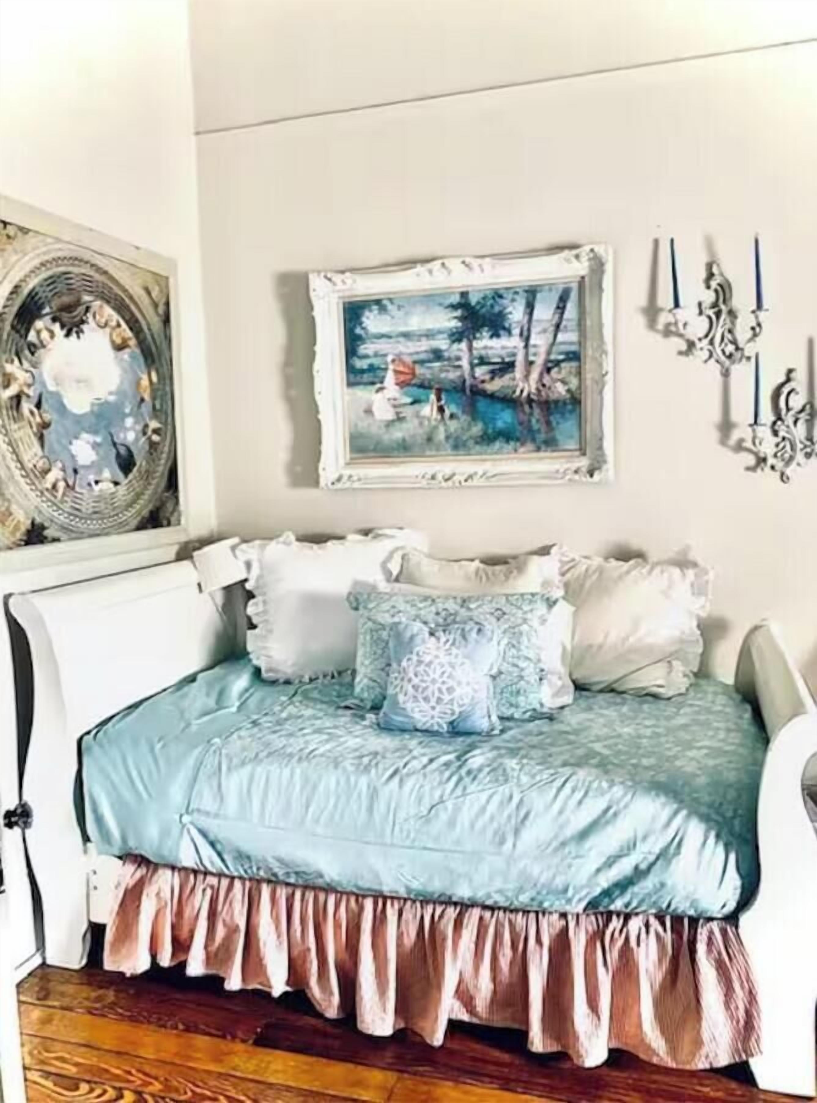 Iron/ironing board, internet, bed sheets